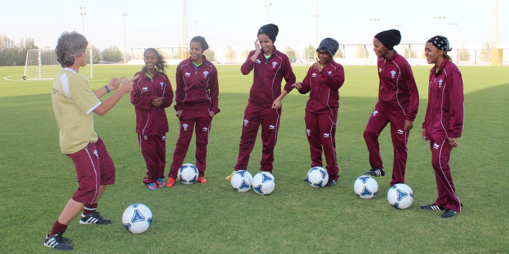Monika Staab a entraîné l’équipe féminine nationale du Bahreïn. Elle est persuadée que le sport permet aux femmes d’avoir davantage confiance en elles. © DR