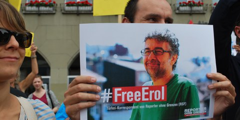 Erol Önderoğlu, représentant de RSF est poursuivi pour avoir pris part à une campagne de solidarité avec le journal pro kurde Özgür Gündem. © Candice Georges