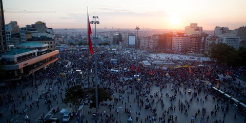 Rassemblement sur la place Taksim, juin 2013. © Eren Aytug/Nar Photos