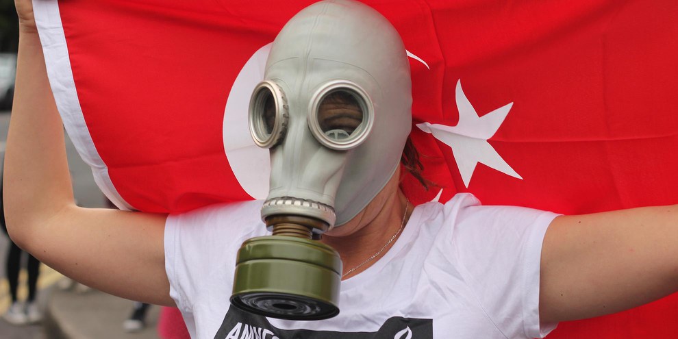 En Turquie, les manifestations pacifiques sont régulièrement réprimées par la police à coup de bombes lacrymogènes et de balles en caoutchouc. © Graham Seely