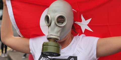 En Turquie, les manifestations pacifiques sont régulièrement réprimées par la police à coup de bombes lacrymogènes et de balles en caoutchouc. © Graham Seely