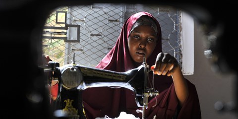 Jeune fille de Galkayo, en Somalie. Selon le Forum économique mondial, cela prendra 170 ans aux femmes pour obtenir le même salaire que les hommes à travail égal. © UNHCR R.Gangale
