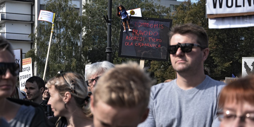 En Pologne, des hommes ont protesté dans la rue, aux côté des femmes, contre une loi qui voulait interdire totalement l'avortement, octobre 2016. © TvKryzys