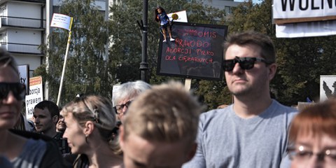 En Pologne, des hommes ont protesté dans la rue, aux côté des femmes, contre une loi qui voulait interdire totalement l'avortement, octobre 2016. © TvKryzys