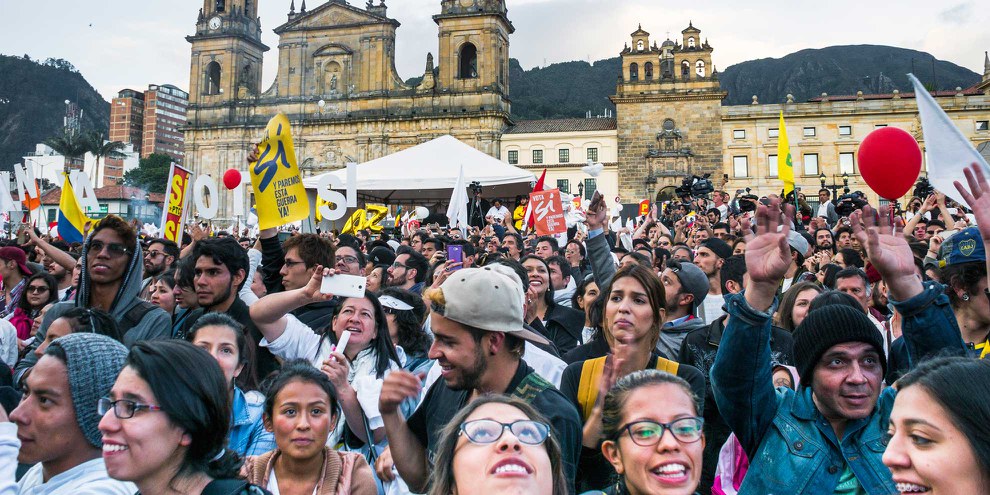 Des milliers de personnes se sont regroupées à Bogotá, le 25 septembre 2016 pour soutenir la signature de l'accord de paix entre le gouvernement et les FARC. © Gabriel Galindo