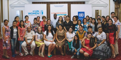 Cristina Raducan (au milieu en blanc) lors d'une rencontre du Réseau des femmes roms aux Nations unies. © Dorin Goian
