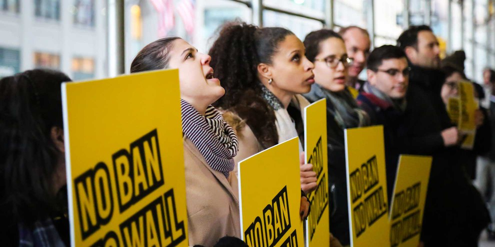 «Pas d'interdiction, pas de mur» est l'un des slogans brandi par les millions de personnes qui, aux États-Unis, s'opposent à la politique du nouveau président Trump. © AI USA