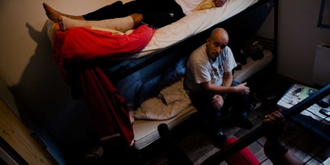 Trois Iraniens se reposent dans leur chambre à Brünig (BE). © Jacek Pulawski