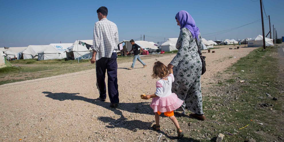Une famille réfugiée dans le camp de Na Kavala, dans le nord de la Grèce. © Amnesty International /Richard Burton