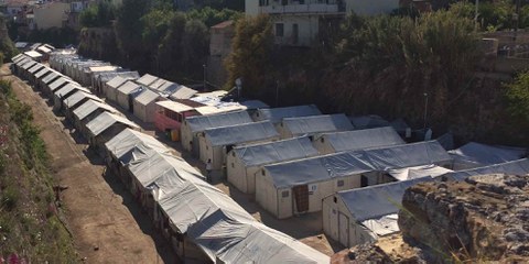 Plus de 2000 réfugié·e·s sont bloqué·e·s sur l'île de Chios. Le manque d'hygiène, les installations sanitaires rudimentaires et l'insécurité dans les camps rendent leurs conditions de vie particulièrement difficile (ici le camp de Souda).
