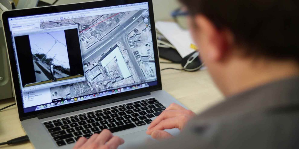 L'équipe de crise d'Amnesty comprend des expert·e·s en technologies chargé·e·s de soumettre les photos et vidéos à des tests afin de pouvoir les utiliser comme preuves. © AI