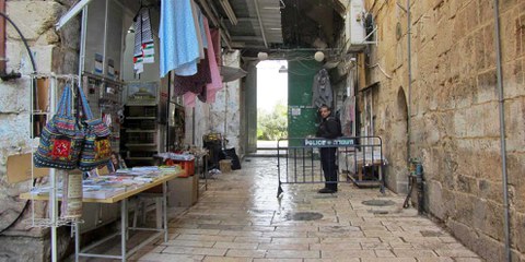 L’occupation israélienne de la Cisjordanie, y compris de Jérusalem-Est et de la bande de Gaza, est à l’origine d’innombrables violations. Sur la photo, un checkpoint qui barre l’accès à la cour de la mosquée Al-Aqsa sur le Mont du Temple, dans le quartier de Bab al-Majlis à Jérusalem. © Yoav Gross/B’Tselem