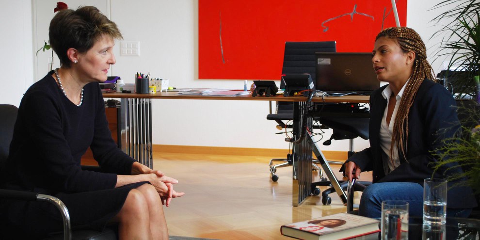 La présidente de la Confédération Simonetta Sommaruga lors de sa rencontre avec Ensaf Haidar (Berne, 9.10.2015) pour parler du cas de son mari Raif Badawi. La Suisse s’était prononcée dès janvier 2015 en faveur de sa libération. © Amnesty International