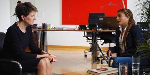 La présidente de la Confédération Simonetta Sommaruga lors de sa rencontre avec Ensaf Haidar (Berne, 9.10.2015) pour parler du cas de son mari Raif Badawi. La Suisse s’était prononcée dès janvier 2015 en faveur de sa libération. © Amnesty International