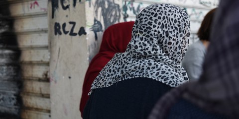 Femmes réfugiées dans le camp d’Eliniko, en Grèce. Insuffisamment soutenue par l’Union européenne, la Grèce, qui doit gérer l’accueil de dizaines de milliers de réfugié·e·s, n’est plus en mesure d’accorder des conditions décentes aux personnes en quête de protection. © Amnesty International