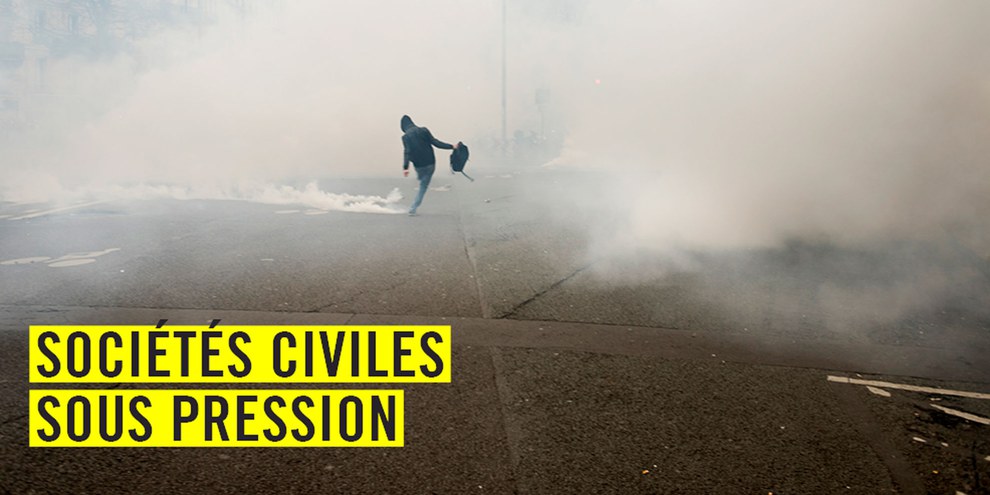 Les forces de l’ordre lancent des gaz lacrymogènes lors de la manifestation pour la dignité et la justice, à Paris le 19 mars 2017. Initiée par des familles de victimes, cette manifestation dénonçait les violences policières en France et l’impunité dont elles font l’objet. © Martin Barzilai