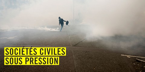 Les forces de l’ordre lancent des gaz lacrymogènes lors de la manifestation pour la dignité et la justice, à Paris le 19 mars 2017. Initiée par des familles de victimes, cette manifestation dénonçait les violences policières en France et l’impunité dont elles font l’objet. © Martin Barzilai