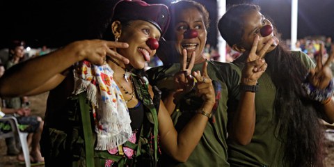 Utiliser les outils du clown pour travailler sur les traumatismes et accompagner le processus de paix, c’est le pari d’un comédien colombien et d’une psychiatre allemande. © Clown Up