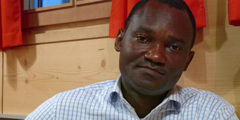 En RDC comme en exil, Emmanuel Mbolela est habité par le mot d’ordre entendu lors d’une conférence au pays: «Ou nous nous assumons, ou nous nous consumons.» © Amnesty International/Camille Grandjean-Jornod