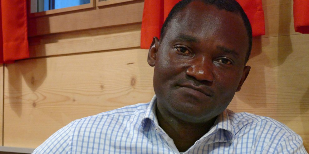 En RDC comme en exil, Emmanuel Mbolela est habité par le mot d’ordre entendu lors d’une conférence au pays: «Ou nous nous assumons, ou nous nous consumons.» © Amnesty International/Camille Grandjean-Jornod