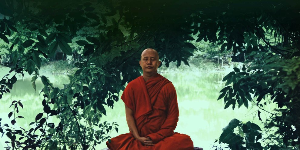 Visage rond et souriant, le moine birman Ashin Wirathu profère d’une voix posée des propos haineux contre les musulman·e·s dans «Le vénérable W.» de Barbet Schroeder. © Films du Losange