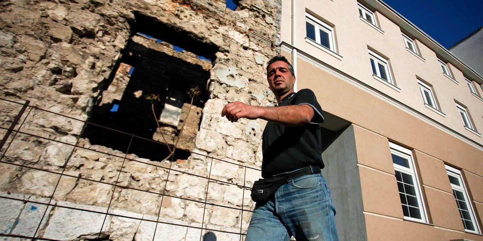 Deux décennies après la guerre en Bosnie, certains bâtiments portent encore les traces du conflit, tandis que d’autres, reconstruits, arborent des façades flambant neuves, comme ici à Mostar. © REUTERS/Dado Ruvic