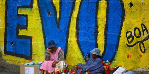 Douze ans après sa première élection, le soutien au président bolivien Evo Morales s’effrite, mais celui-ci semble déterminé à rester au pouvoir, quitte à recourir à des pratiques de plus en plus autoritaires. © AP Photo/Enric Marti