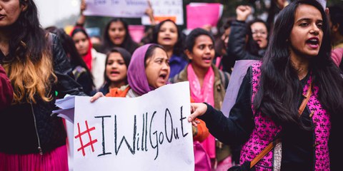 L’organisation de Japleen Pasricha (à droite) mène des campagnes, en ligne et dans la rue. Ici, en 2014, elle manifeste sous le slogan «I will go out», pour défendre le droit des femmes à circuler en sécurité dans les espaces publics. © Tarun Chawla/Feminism In India