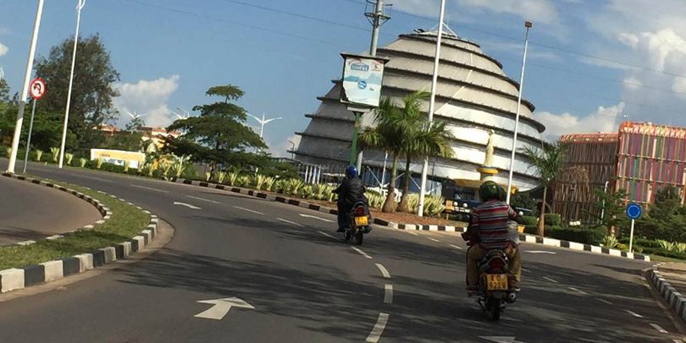 Malgré la croissance économique qui se manifeste notamment par des bâtiments luxueux et flambant neufs, comme le Kigali Convention Center, tout ou presque reste à construire sur le plan des droits humains au Rwanda. © DR