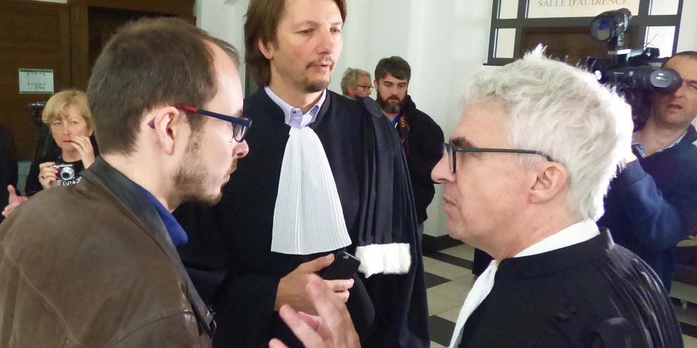 Antoine Deltour, l’un des lanceurs d’alerte à l’origine des «LuxLeaks», ici entouré de ses avocats, avait été condamné par le tribunal correctionnel du Luxembourg. © Ato Grosso/Creative Commons
