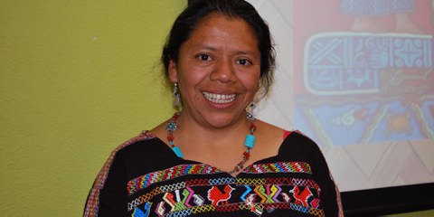 Lolita Chavez porte tous les jours le huipil, une blouse traditionnelle brodée ou tissée par les femmes mayas. © Amnesty International/Noémie Matos