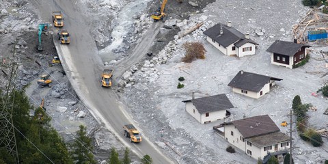 Le réchauffement climatique entraîne une fréquence accrue d’événements climatiques extrêmes et de catastrophes naturelles, comme le glissement de terrain qui a frappé Bondo, en Suisse, en 2017. © KEYSTONE/Gian Ehrenzeller