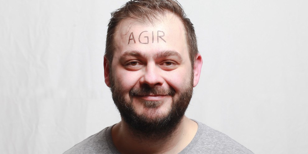 Petar Mitrovic se prête à son propre jeu: se faire photographier avec un mot sur le front, «celui qu’on aimerait crier si le monde entier nous écoutait trois secondes». © Petar Mitrovic