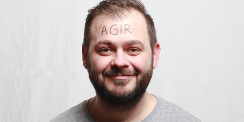 Petar Mitrovic se prête à son propre jeu: se faire photographier avec un mot sur le front, «celui qu’on aimerait crier si le monde entier nous écoutait trois secondes». © Petar Mitrovic