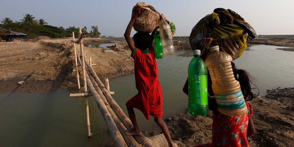 Il y a 20 ans, Taplur Char, sur l’île de Kutubdia au Bangladesh, était une terre verte et fertile, cultivée par les paysan·ne·s. Aujourd’hui, elle est recouverte par la mer. La montée des eaux a déjà réduit la surface de l’île de moitié, contraignant ses habitant·e·s à se déplacer vers l’intérieur des terres ou sur le continent. © UNHCR/Saiful Huq Omi
