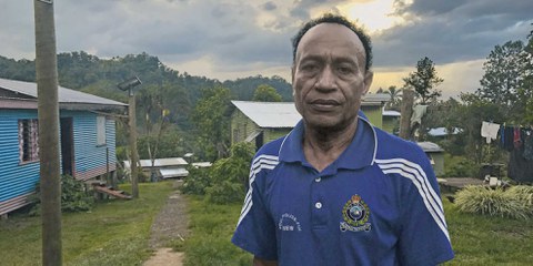 Sade Marika, chef du village de Naviavia, aux Fidji, se tient au milieu de la zone qui appartient désormais à l’État de Kiribati. © Bastian Hartig