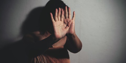 Vécues dans l’intimité, les violences conjugales ne laissent pas forcément de marques visibles, a fortiori lorsqu’elles sont psychologiques, économiques ou sexuelles, ce qui complique d’autant plus la production de preuves pour les victimes décidant de dénoncer leur conjoint. © Infinity Time/Shutterstock.com