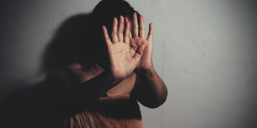 Vécues dans l’intimité, les violences conjugales ne laissent pas forcément de marques visibles, a fortiori lorsqu’elles sont psychologiques, économiques ou sexuelles, ce qui complique d’autant plus la production de preuves pour les victimes décidant de dénoncer leur conjoint. © Infinity Time/Shutterstock.com