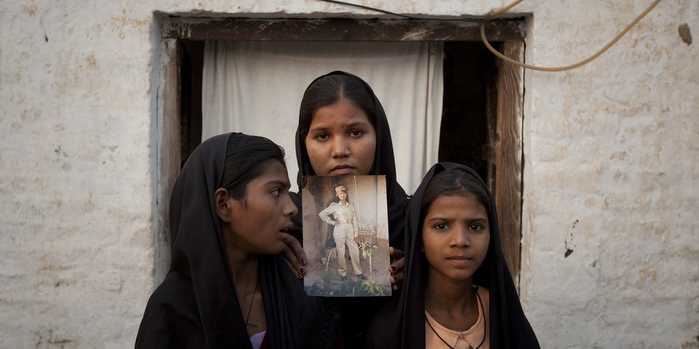Les filles d’Asia Bibi posent avec une photo de leur mère qui a passé huit ans dans le couloir de la mort, condamnée pour blasphème. © REUTERS/Adrees Latif
