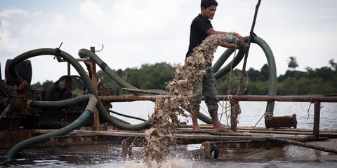 La majorité du sable extrait au Cambodge est vendue à l’étranger. En 2016, le pays a exporté 7,4 millions de tonnes de sable, selon les statistiques de l'ONU. © Clément Bürge