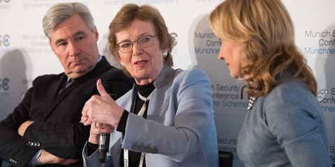 Mary Robinson est la première femme à diriger l’Irlande, entre 1990 et 1997. Elle démissionne quelques mois avant la fin de son mandat présidentiel pour devenir Haut-Commissaire des Nations unies aux droits de l’homme. En 2013, l’avocate est nommée par le Conseil de sécurité de l’ONU en tant qu’envoyée spéciale dans la région des Grands Lacs en Afrique de l’Est, puis comme envoyée spéciale pour le changement climatique, une problématique dont sa fondation a fait aujourd'hui son fer de lance. © Wikicommons