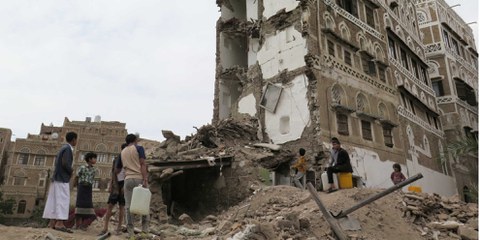 La guerre qui oppose les rebelles houthis aux forces gouvernementales et une coalition dirigée par l’Arabie saoudite a fait 57 000 mort·e·s dont de nombreux civils et affamé deux millions d’enfants. © AI