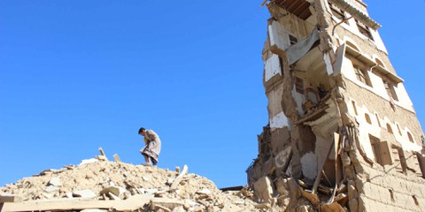 La guerre qui oppose les rebelles houthis aux forces gouvernementales et à une coalition dirigée par l’Arabie saoudite a fait 57 000 mort·e·s, dont de nombreux civil·e·s, et affamé deux millions d’enfants. Ici, la ville de Sanaa ravagée par les bombardements. © REUTERS/Naif Rahma