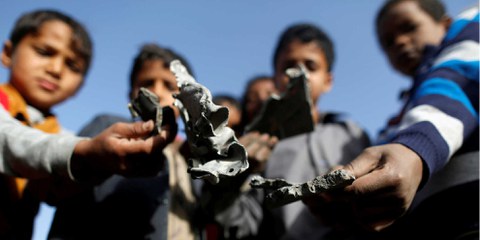 L’industrie de l’armement suisse a continué à exporter du matériel de guerre vers l’Arabie saoudite et les Émirats arabes unis depuis le début du conflit au Yémen. Ici, des enfants ramassent des éclats de missiles tirés par la coalition militaire sur la ville de Sanaa, le 20 janvier 2019. © REUTERS/Khaled Abdullah