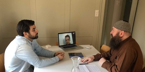 De gauche à droite: Kerem Adigüzel, Elias et Christian Awhan Hermann s'interrogent sur les origines du rejet de l'homosexualité dans les sociétés musulmanes. © Ralf Kaminski
