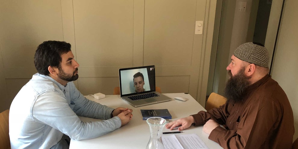 De gauche à droite: Kerem Adigüzel, Elias et Christian Awhan Hermann s'interrogent sur les origines du rejet de l'homosexualité dans les sociétés musulmanes. © Ralf Kaminski