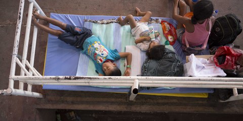 La population vénézuélienne est confrontée au manque de nourriture, d'électricité, de médicaments et de soins médicaux, survivre est devenu un combat quotidien. ©  	Juan Pablo Cohen/  La Opinión