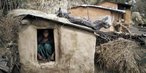 Au Népal, des milliers de femmes sont bannies durant leurs règles et forcées de s’exiler dans de petites huttes. © REUTERS/Navesh Chitrakar