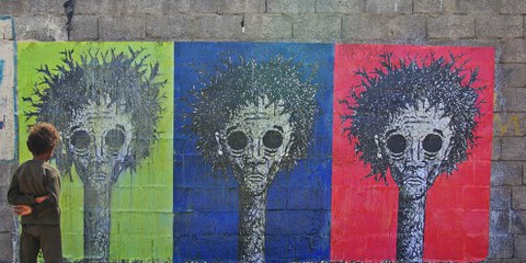 Dans sa fresque « Trilogie de la guerre, de la faim et de la maladie », Murad Subay raconte qu’au Yémen, quelle qu’en soit la cause, la mort a toujours le même visage. © Murad Subay