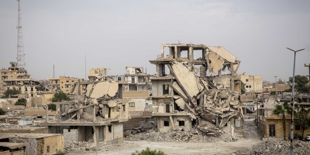 Bachar Aljazaz a fui la Syrie avec sa famille en 2012 et trouvé refuge en Suède, mais reste très attaché à la francophonie. Ici, les décombres de la ville de Raqqa. © AI
